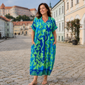 Dámské vzorované šaty s výstřihem do V