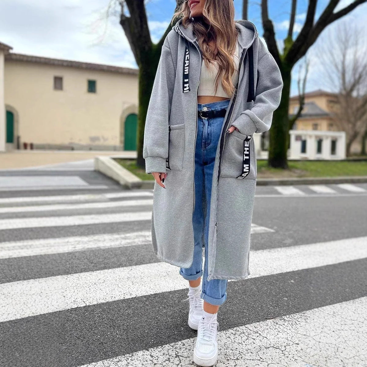 Vera – dámský oversized kabát s kapucí – šedá