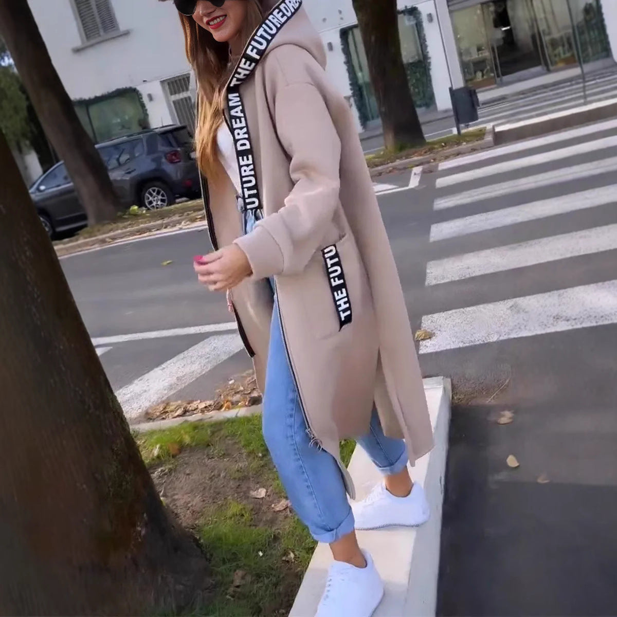 Vera – dámský oversized kabát s kapucí – meruňková